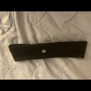 Classic Lululemon black headband.